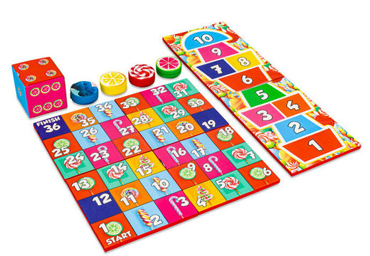 Set di giochi colorato davanti a Softplay a tema caramelle