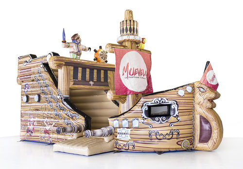 Op maat gemaakte Muevelo piratenschip springkussen in eigen huisstijl bestellen bij JB Inflatables Nederland. Promotionele springkussens in alle soorten en maten razendsnel op maat gemaakt bij JB Promotions