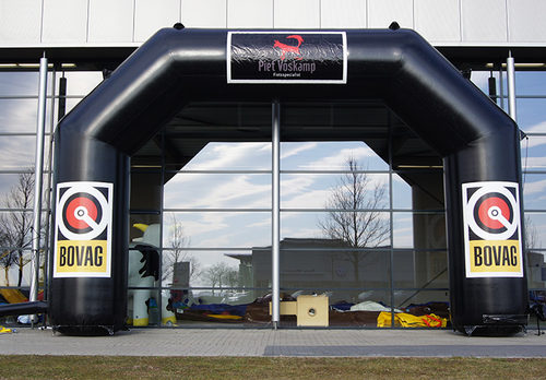 Koop gepersonaliseerde opblaasbare bovag start & finishboog voor promoties bij JB Inflatables Nederland online.  Bestel nu op maat gemaakte opblaasbare reclamebogen